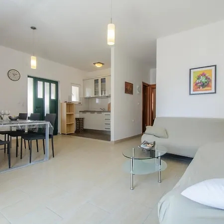 Antikar Apartment *